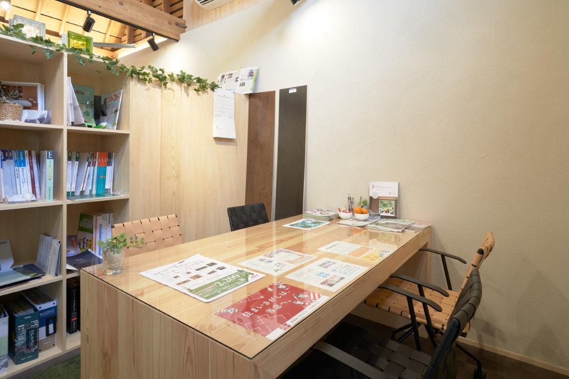 開放的な空間と自然素材を調和したデザイン事務所